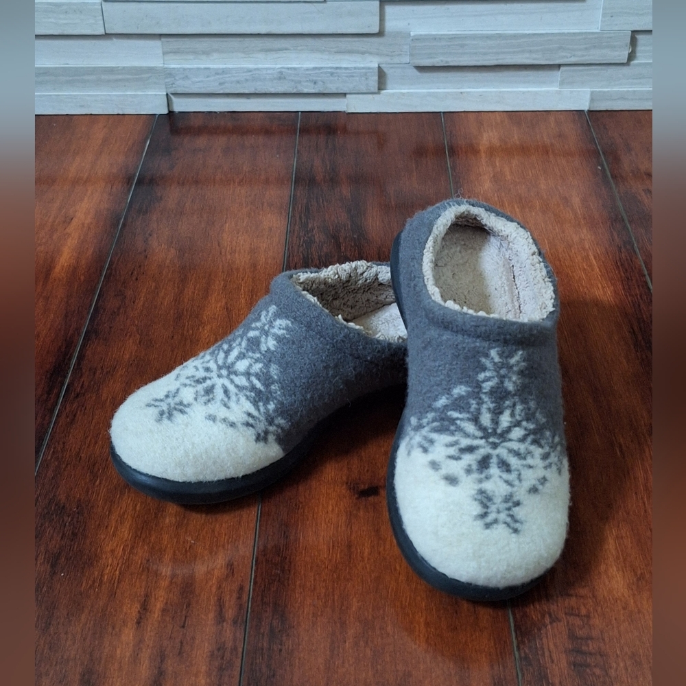 L.L. Bean Gray and White Women's Slippers, Size 7
